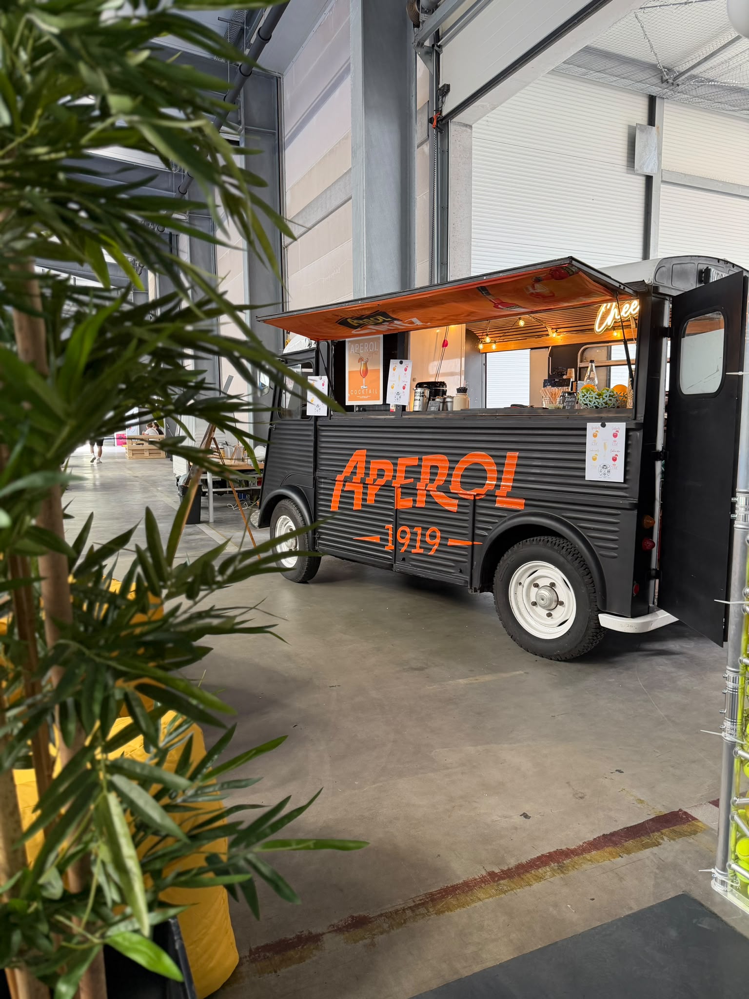 Der Hoparoli-Bus mit geöffneter Bar – unsere mobile Eventbar aus Karlsruhe